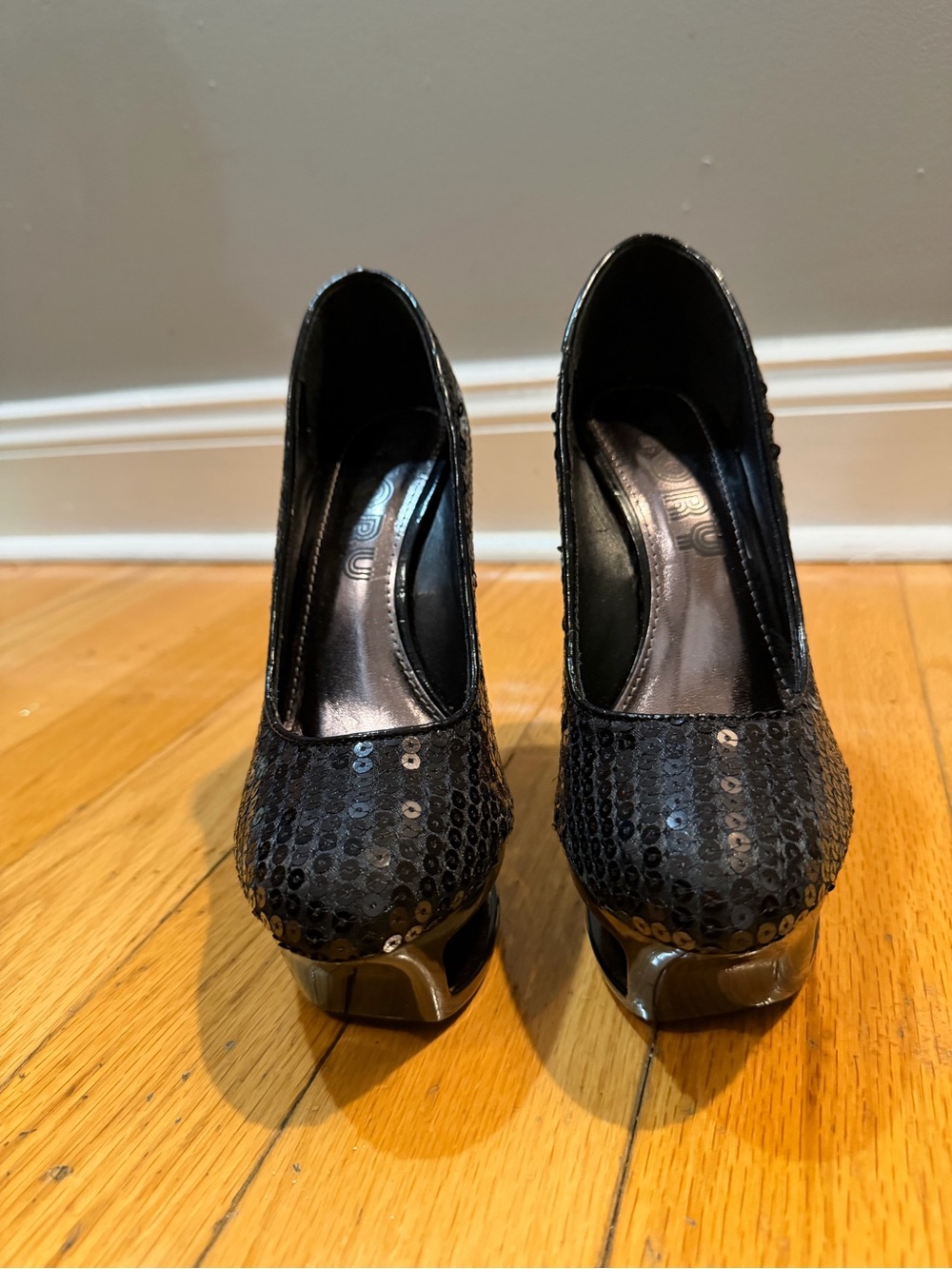Black Sequin High Heel Platform pumps with kool cutout like brand new. Size 7 - Picture 4 of 6
